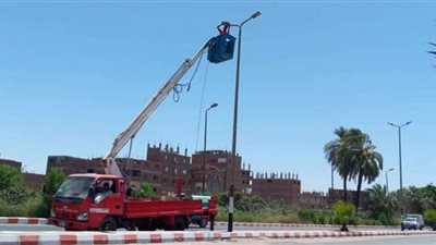 محلي دشنا .. الإنتهاء من صيانة كشافات إنارة طريق مصر أسوان الزراعي