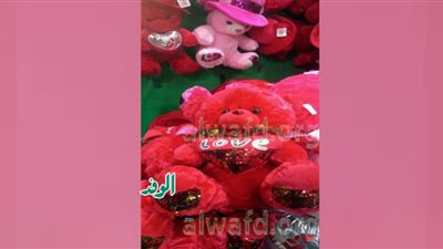 أسعار زهيدة.. هدايا عيد الحب في حارة اليهود