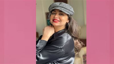 بالأحمر الفاقع هبة مجدي تستعد لاحتفال بعيد الحب