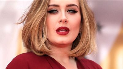 أديل تهوس متابعيها من جديد بالأسود في حفل توزيع جوائز البريت