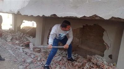 جهاز العاشر من رمضان يزيل حظائر طيور من أسفل العمارات السكنية بالحي الرابع