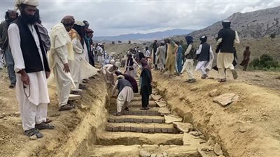 حفر قبور جماعية لضحايا زلزال أفغانستان