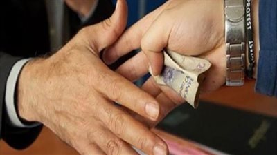 حكم إعطاء هدية لأحد الموظفين مقابل إنجاز خدمة