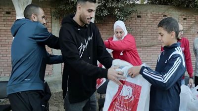 لاعبا بيراميدز يشاركان في مباراة مع الأيتام