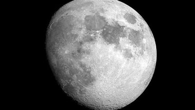 لعشاق الفلك.. القمر الأحدب يقترن بالشقيقات السبع خلال ساعات