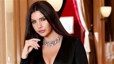 لاميتا فرنجية تستعد لاحتفال بعيد الحب بالروب الساتان (صور)