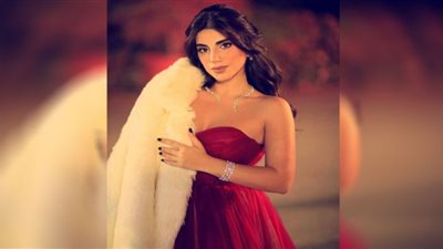 في عرض البحر.. جورجينا طواف تتحدى الشتاء بالهوت شورت