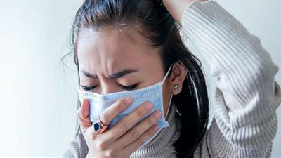 أعراض مؤلمة جديدة تضرب المصابين بمتحور أوميكرون.. طبيب أمراض مناعة يحذر