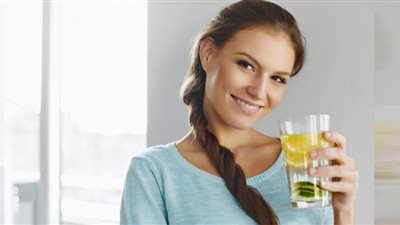 ماذا يحدث لجسمك عند شرب الماء بالليمون يوميًا؟.. طبيبة تغذية تكشف مفاجأة