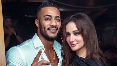 (فيديو) مشهد رومانسي يجمع محمد رمضان وزوجته داخل طائرته الخاصة.. والجمهور: مش كده