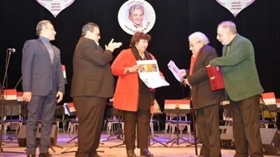 وزيرة الثقافة تُكرم الفنان الكبير فاروق فلوكس وتفتتح جناحًا متحفيًا بالمسرح القومي