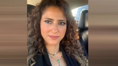 حنان مطاوع تبرز جمال ملامحها بمكياج برونزي ناعم