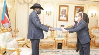 السفير المصري لدى جنوب السودان يقدم أوراق اعتماده