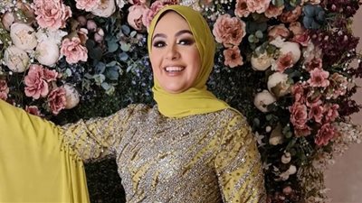 دعاء عامر تمزج بين الانوثة والاحتشام بأحدث صيحات فساتين السهرة