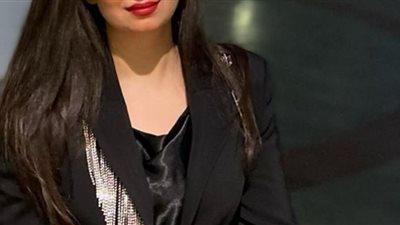 هبة مجدي تعتمد موضة الأوفر سايز والأزرق يبرز جمالها