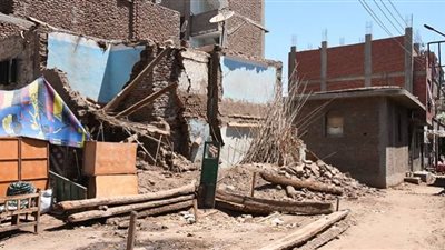 أسرة فى قنا تتضرر من إزالة منزلها والمحافظ يُوفر بديل مؤقت