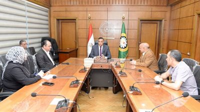 محافظ الدقهلية يستعرض مع مسئولى الإعلانات وقطاعات الكهرباء تعزيز موارد الدولة