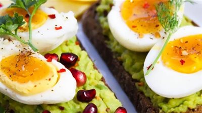 ارتفاع نسبة الكوليسترول.. ما الأطعمة التي ينصح الأطباء بتناولها على الإفطار