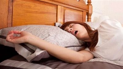 دراسة تكشف أسباب شخير النساء أثناء النوم