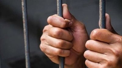 مسجلان يقتلان شابا ويطلقان الرصاص على والدته في القليوبية