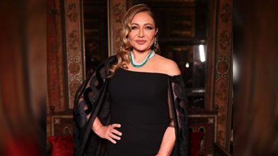 ليلى علوي تخطف الأنظار من مهرجان الدوم بإطلالة أنيقة