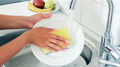 مخاطر منظفات غسل الصحون على البشرة والجلد
