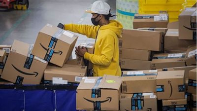 أمازون تخفف قاعدة ارتداء الكمامة في المستودعات
