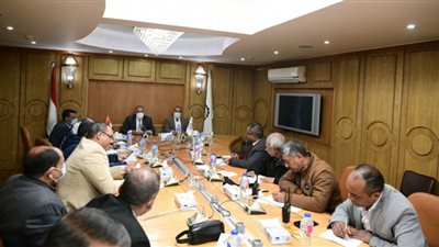 السكرتير العام يترأس اجتماع اللجنة العليا للإعلانات بقنا