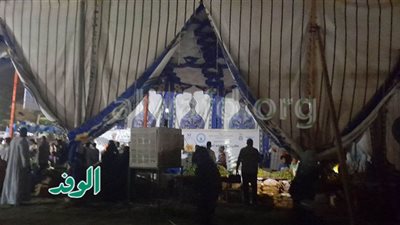 رغم الظلام.. رواد مهرجان مانجو أسوان يشترون على أضواء الهاتف المحمول