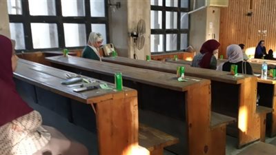 أستاذ بجامعة المنصورة يستخدم رسائل تحفيزية لطلابه خلال الاختبارات