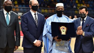 وزير الرياضة ورئيس اتحاد السلة يكرمان الاتحادين الدولي والإفريقي