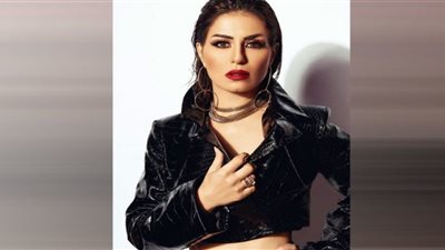 منة فضالي تفاجيء متابعيها بشعر أحمر وفستان جريء في أحدث ظهور (ما السبب)