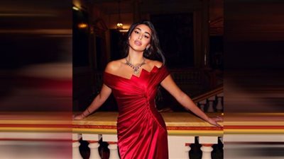 شاهد.. حبات اللؤلؤ تزين عنق ياسمين صبري عبر إنستجرام