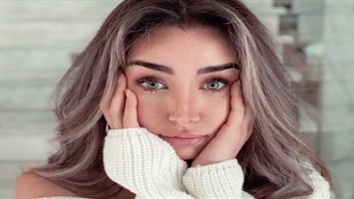 فوشيا مكشوف البطن .. هنا الزاهد تبهر متابعيها في أحدث ظهور (صور)