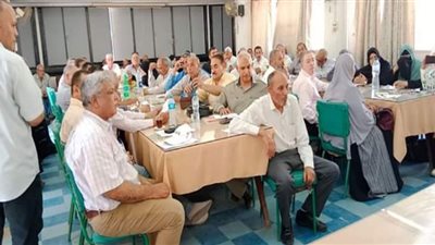 اجتماعا بزراعة الشرقية لمتابعة الزراعات الصيفية خاصة 