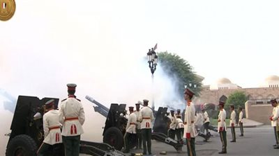 إطلاق 21 طلقة مدفعية ترحيبًا بوصول الرئيس السيسي إلى سلطنة عمان