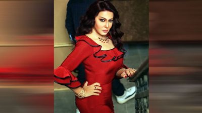 سمية الخشاب تحتفل مع بابا نويل بعيد الحب ونادية الجندي تعلق