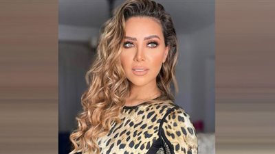 بهوت شورت جلد.. هبة عبد العزيز تستعرض أنوثتها في أحدث ظهور