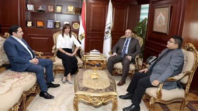 محافظ بني سويف يستقبل وزيرة الهجرة في زيارتها للمحافظة
