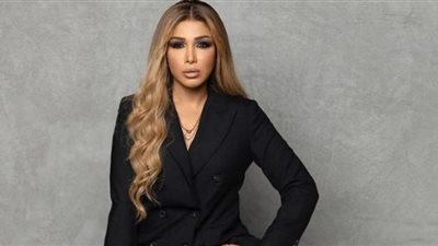 أروي تمزج بين الرقي والأنوثة بفستان الفلانتين (صور)