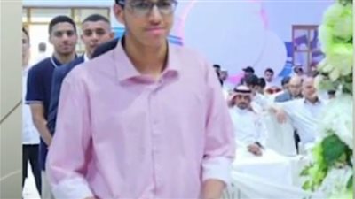 طالب مصري الأول على الثانوية بالكويت: فرحان لوالدي ووالدتي (فيديو)
