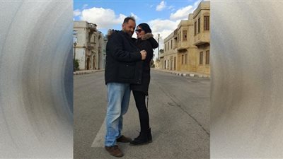 محمد محمود عبدالعزيز مع زوجته في عيد حبهما الأول (صور)
