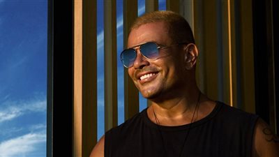 عمرو دياب يتأثر باسم أغنيته الجديدة.. شاهد