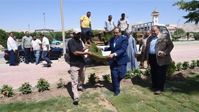 رئيس جامعة سوهاج يشارك في زراعة النجيل الأخضر بالمقر الجديد