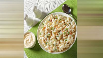 جددي سفرتك.. طريقة عمل سلطة المكرونة الباردة بالمايونيز والذرة