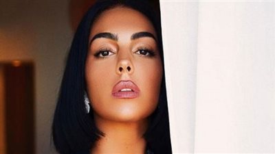 جورجينا رودريغيز تعتمد أحدث صيحات موضة الخواتم لعام 2022