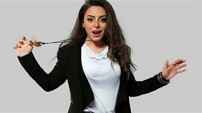 إلهام عبد البديع تتألق بالتل المطرز في خطوبتها (صور)