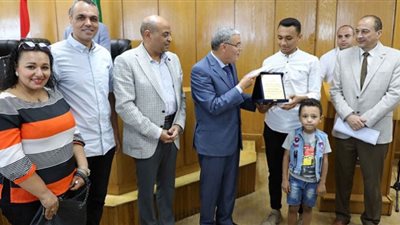 محافظ المنيا يكرم أفريم وباتريك بعد إعادتهم 170ألف جنيه