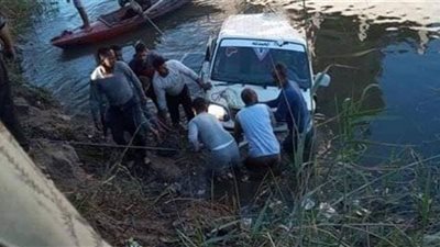 انتشال سيارة ميكروباص سقطت في ترعة بالعياط.. ونجاة قائدها