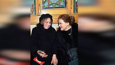 لبنى عبدالعزيز تكشف عن وصية دلال عبدالعزيز لبناتها (تفاصيل)